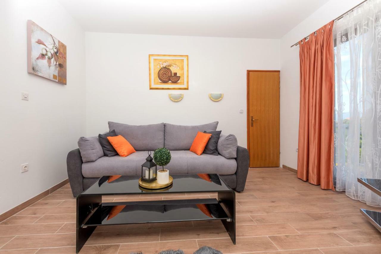 Apartmani Zara & Maris Gradac  Buitenkant foto